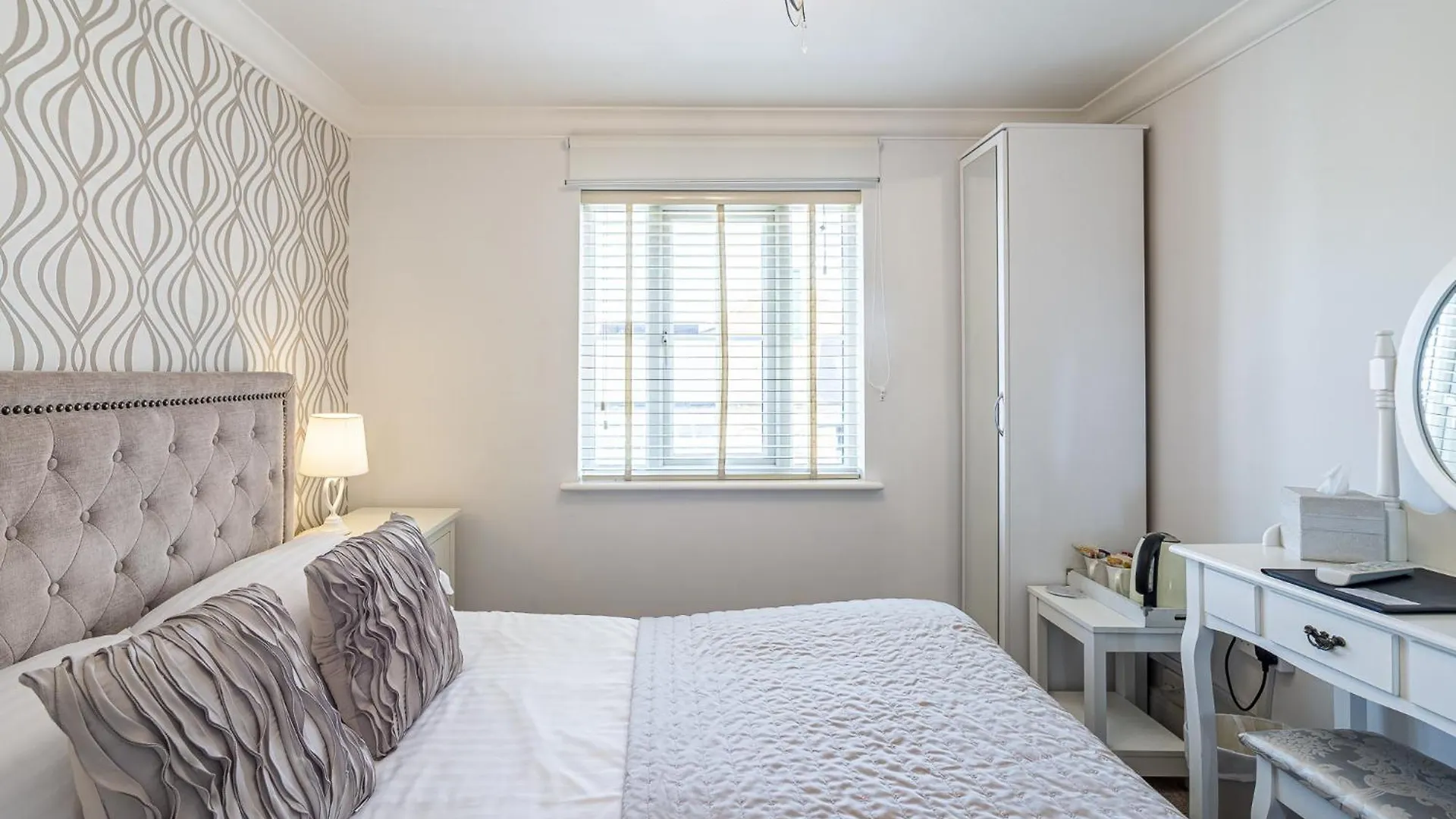Bed & Breakfast Hamiltons Boutique Hotel Southend-on-Sea
